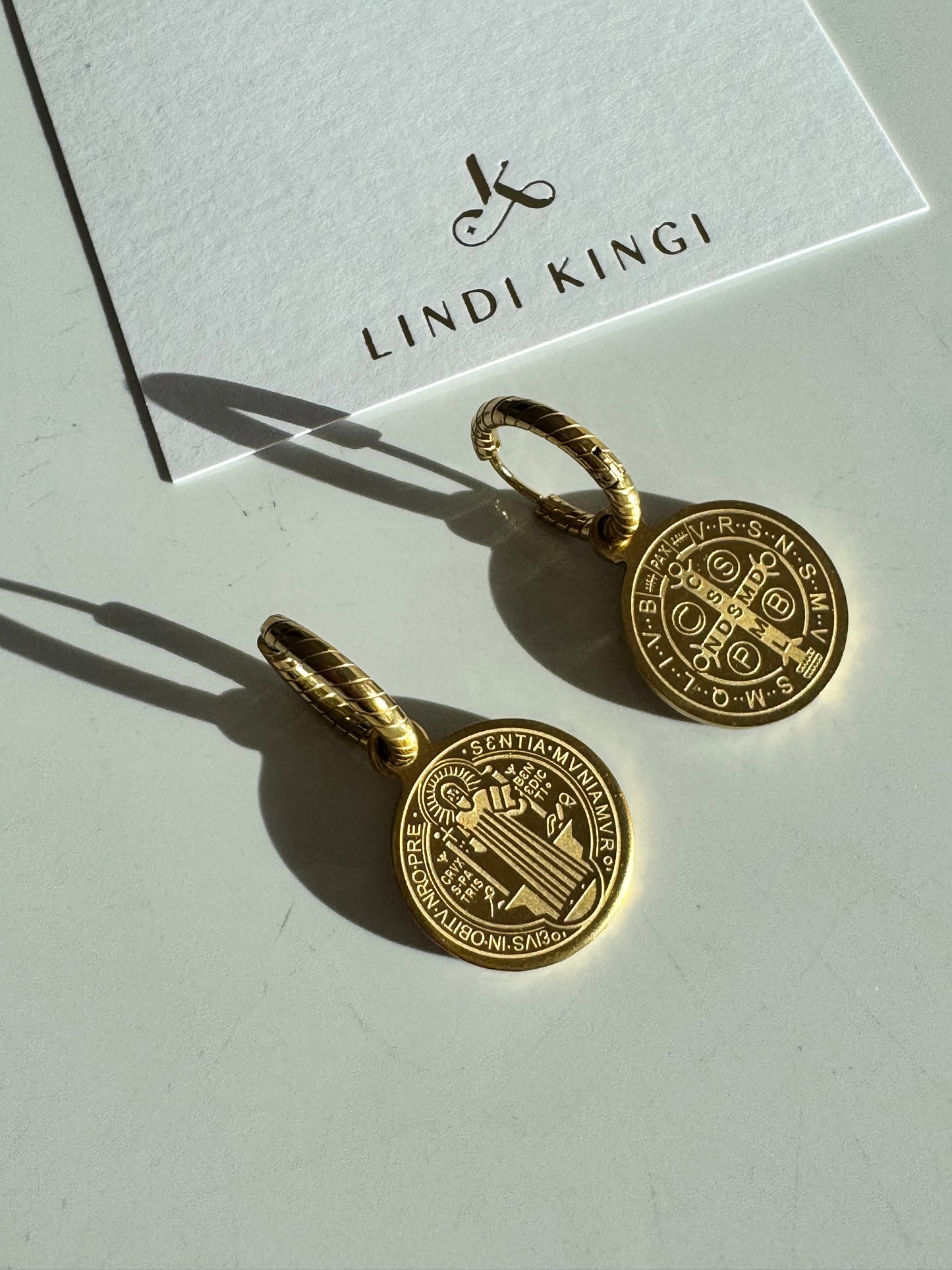 Saint Sleepers with engraved Hoop | Gold