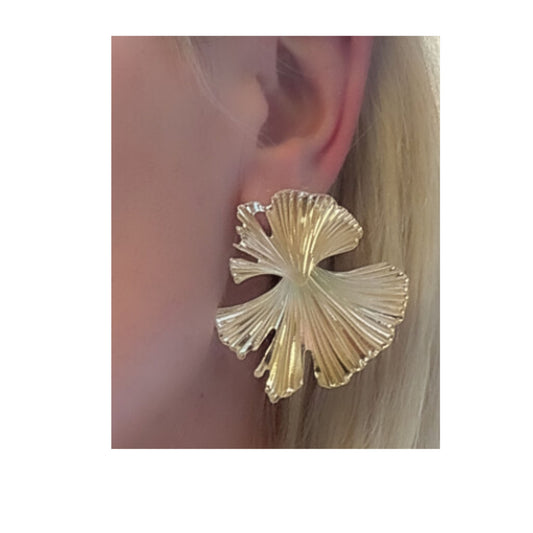 Leafy Embrace Earrings | Gold